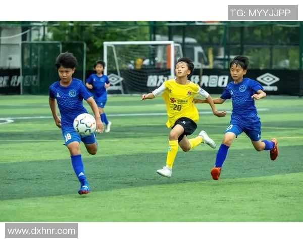 孩子在球场偶遇足球明星恳请签名感动全场的温馨瞬间