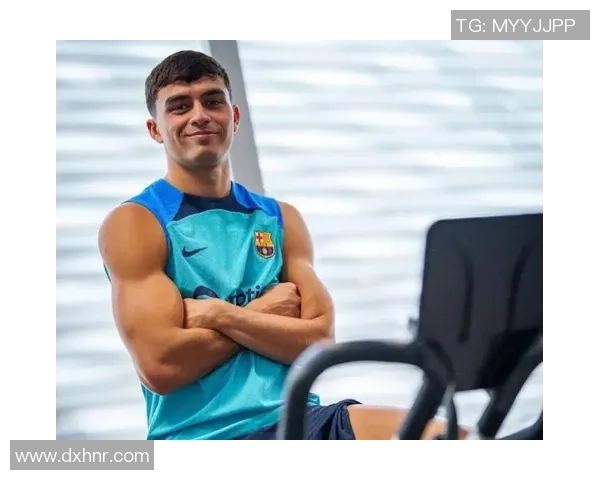 国外足球明星街头表演引发热潮球迷互动精彩纷呈展现魅力与才华 国外足球明星街头表演引发热潮球迷互动精彩纷呈展现魅力与才华