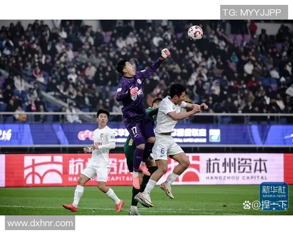 足球巨星齐聚一堂展开精彩挑战赛展现球技与团队合作精神 足球巨星齐聚一堂展开精彩挑战赛展现球技与团队合作精神